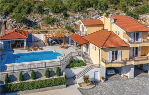 una vista aérea de una casa con piscina en Lovely Home In Vrgorac With Jacuzzi, en Vrgorac
