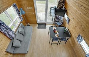 vistas panorámicas a una sala de estar con sofá y mesa en Lovely Home In Kolding With Wifi, en Kolding
