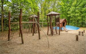 einen Park mit Spielplatz mit Rutsche in der Unterkunft Pet Friendly Home In Fredericia With Wifi in Fredericia