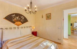 MontemagnoにあるManzana 2のベッドルーム1室(ベッド1台、シャンデリア付)
