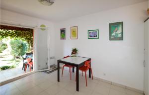 ein Esszimmer mit einem Tisch und roten Stühlen in der Unterkunft Awesome Home In Cervione With Wifi in Cervione + 9 Fotos