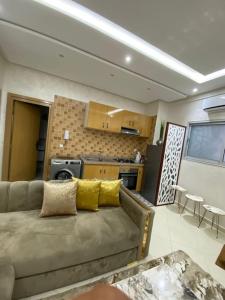 a living room with a couch and a kitchen at Geil Wohnung in Agadir Zentrum Haut founty in Agadir
