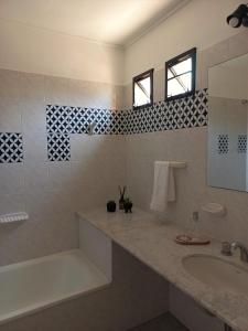 een badkamer met een wastafel, een bad en een tubermott bij La Josefina in Tandil
