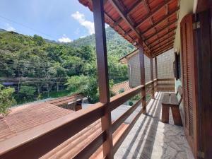 a balcony with a view of the mountains at Hospedagem El Camino Del Viento in Teresópolis