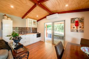 uma cozinha com tecto em madeira e uma sala de jantar em Criffel Bluffs Cottage em Wanaka