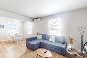 聖地牙哥的住宿－The Hangout Spot，客厅配有蓝色的沙发和桌子