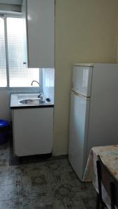 a kitchen with a white refrigerator and a sink at Apartamento Guardamar 1D Estándar in Guardamar del Segura