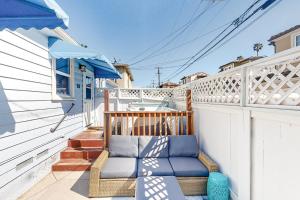 聖地牙哥的住宿－The Hangout Spot，房屋阳台的椅子