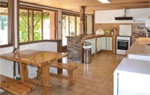 Η κουζίνα ή μικρή κουζίνα στο Cozy Home In Eglise Neuve D'issac