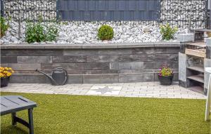 un jardín con una pared de piedra con plantas en Stunning Home In Diemelsee Ot Sudeck, en Rhenegge