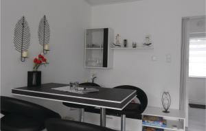 stół jadalny z czarnymi krzesłami w pokoju w obiekcie Lovely Home In Diemelsee Ot Sudeck With Kitchen w mieście Rhenegge