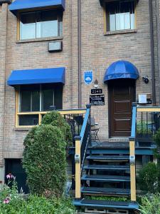 uma escada que leva a um edifício com uma porta em Repos & Manna Downtown Montréal em Montreal