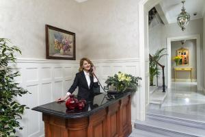 イスタンブールにあるMeroddi Bagdatliyan Hotelのカウンターに座って電話をしている女性