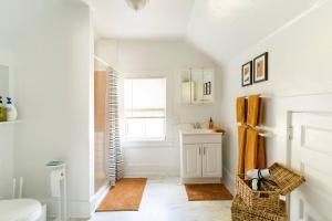 un baño con inodoro y lavabo en Artist retreat near all Rochester sites, en Rochester 28 fotos más