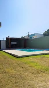 una casa con piscina en un patio en Apartamento Praia Taperapuan, en Porto Seguro