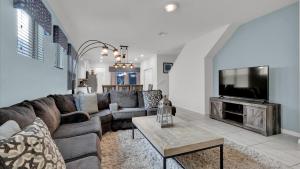 - un salon avec un canapé et une télévision dans l'établissement Solterra Resort - 5 Bed 5,5 Baths VILLA, à Davenport