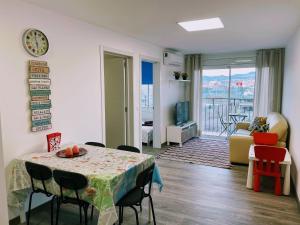 バルセロナにあるMagnifico Apartamento Barca 4のテーブルと椅子、リビングルームが備わる客室です。