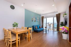 une salle à manger et un salon avec une table et des chaises dans l'établissement Nice Oasky with seaView Apartment Vũng Tàu, à Vung Tau