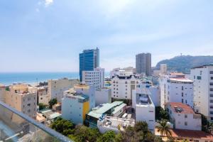 - une vue sur la ville avec ses bâtiments et l'océan dans l'établissement Nice Oasky with seaView Apartment Vũng Tàu, à Vung Tau