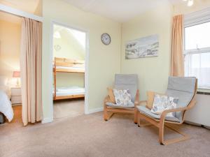 1 dormitorio con 2 sillas, 1 cama y 1 ventana en Apartment Fourteen - Uk39870, en Paignton
