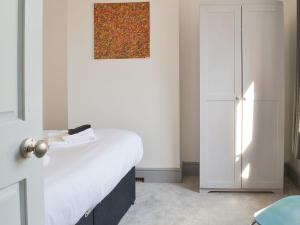 a bedroom with a bed and a painting on the wall at Railway Terrace in Malvern Wells