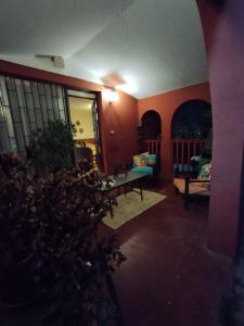 a living room with a couch and a table at Casa viña del mar con piscina in Viña del Mar