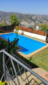 a large blue swimming pool on top of a house at Casa viña del mar con piscina in Viña del Mar