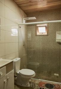 Casa do Guiga في ساو جواكيم: حمام مع مرحاض ومغسلة ونافذة