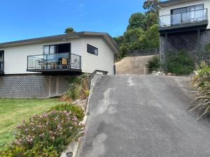 an empty driveway in front of a house at Unit 3 Kaiteri Apartments and Holiday Homes in Kaiteriteri