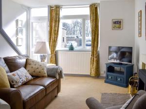 a living room with a couch and a tv at Number 3 - Uk33333 in Newby