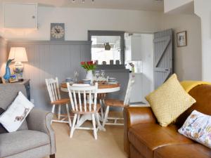 eine Küche und ein Wohnzimmer mit einem Tisch und Stühlen in der Unterkunft Number 3 - Uk33333 in Newby