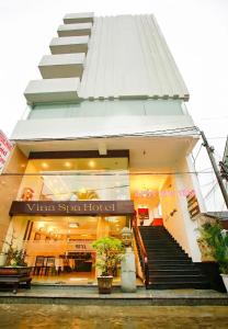 uma loja na frente de um edifício com escadas na frente em Vina Spa Hotel em Hue