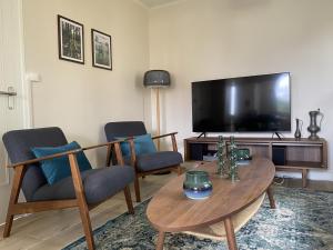 TV a/nebo společenská místnost v ubytování Appartement La Roche-Posay, 3 pièces, 4 personnes - FR-1-541-94