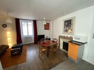 Kuchyňa alebo kuchynka v ubytovaní Charmant T2 central avec WIFI, à 15 min des Thermes, parking gratuit, lave-linge et sèche-linge communs - FR-1-541-98