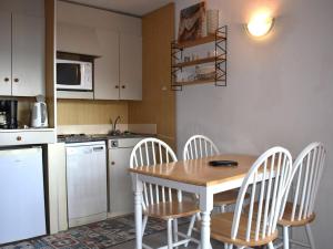 Kuchyňa alebo kuchynka v ubytovaní Studio Cabine avec Balcon, Fontaine-Romeu - Parking Inclus - FR-1-580-88