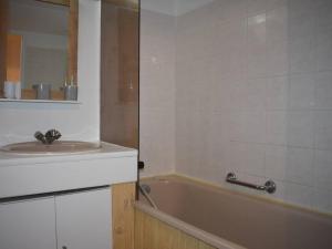 łazienka z umywalką i wanną w obiekcie Studio Cabine avec Balcon, Fontaine-Romeu - Parking Inclus - FR-1-580-88 w mieście Font-Romeu-Odeillo-Via