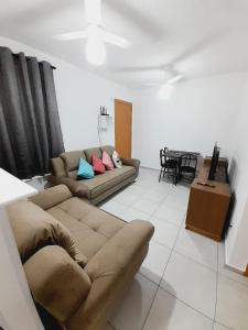 sala de estar con sofá y mesa en APTO - 2 quartos com ar condicionado - piscina disponível, en Campo Grande