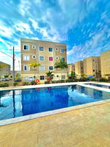una gran piscina frente a un edificio en APTO - 2 quartos com ar condicionado - piscina disponível, en Campo Grande