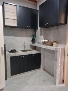 Кухня або міні-кухня у Anyak's place Syariah