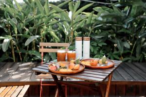 a wooden table with two plates of food on it at 打個蛋海旅DagedanHouse金崙海邊民宿 in Taimali