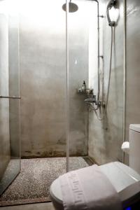 a shower stall with a toilet in a bathroom at 打個蛋海旅DagedanHouse金崙海邊民宿 in Taimali