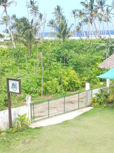 Jardí fora de Weeroona Huts Homestay Pacifico