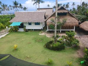 een luchtzicht op een huis met een tuin bij Weeroona Huts Homestay Pacifico in San Isidro