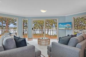 A seating area at Tall Trees- Forest hideaway on Hastings Lagoon