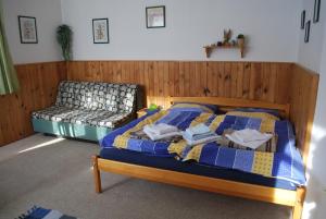 1 dormitorio con 1 cama y 1 sofá en M+M Apartmán, en Harrachov