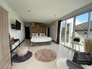 1 dormitorio con cama y ventana grande en Villa Sumalee Sea' View en Koh Samui