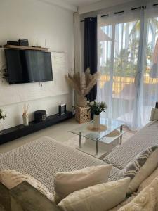 Villa Sumalee Sea' View في كوه ساموي: غرفة معيشة مع أريكة وتلفزيون