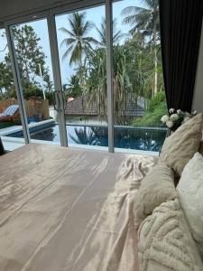 1 dormitorio con 1 cama y vistas a la piscina en Villa Sumalee Sea' View en Koh Samui