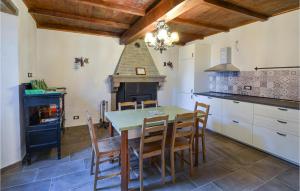 a kitchen with a table and chairs and a stove at Awesome Home In Burzanella With Wifi And 4 Bedrooms 