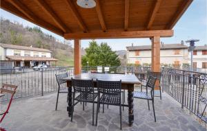 a table and chairs on a patio with a fence at Awesome Home In Burzanella With Wifi And 4 Bedrooms 